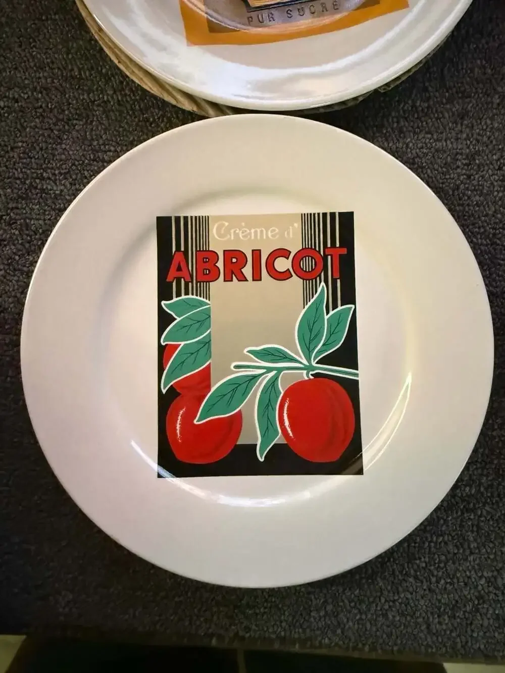 Rosanna Fruit Labels Set of 4 Salad Plates Collectible Storage Tin